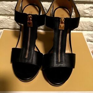 Women black Michael Koran black heels size 7.5